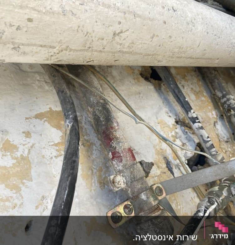 צינורות מתכת עם חיבורים וחוטים חשופים